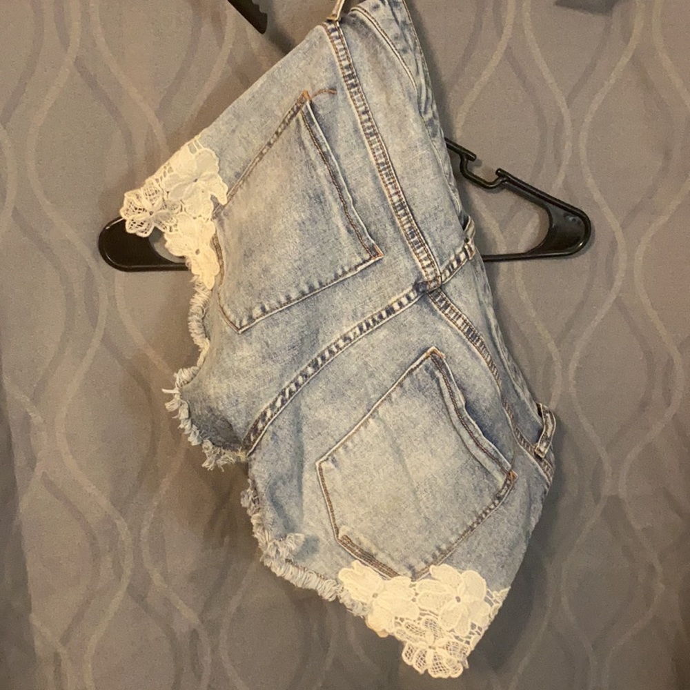 DISTRESSED SHORTS W/ FLORAL SIDES | SIZE 12 - Picture 5 of 5